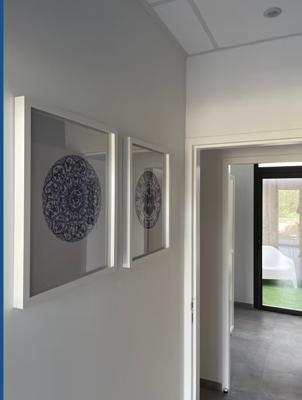 Couloir avec œuvres d'art